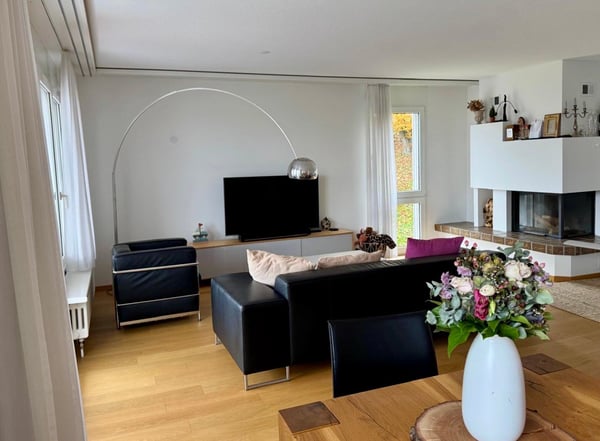 Ruhiges und sonniges Zuhause mit Aussicht über Schaffhausen, nur 5 Minuten zu Fuss vom Bahnhof 5