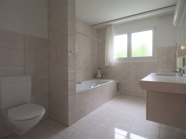 Ruhiges und sonniges Zuhause mit Aussicht über Schaffhausen, nur 5 Minuten zu Fuss vom Bahnhof 10