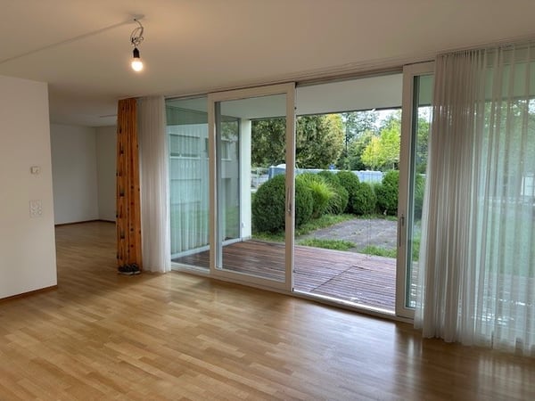 Moderne 1.5-Zimmer-Wohnung in Parkanlage mit Terrasse und Gartensitzplatz 2