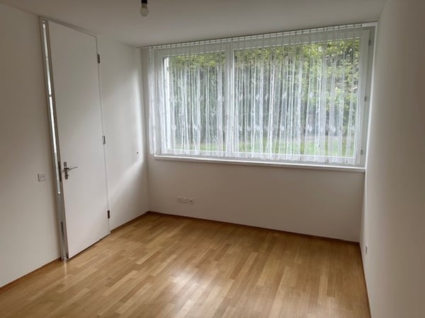 Moderne 1.5-Zimmer-Wohnung in Parkanlage mit Terrasse und Gartensitzplatz 7