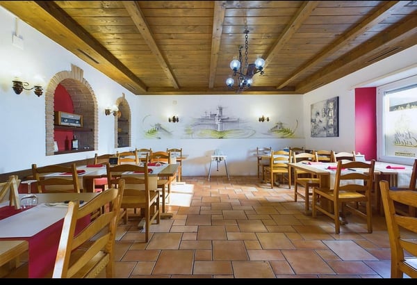 Edificio residenziale-commerciale con 3 locali a Sementina 1