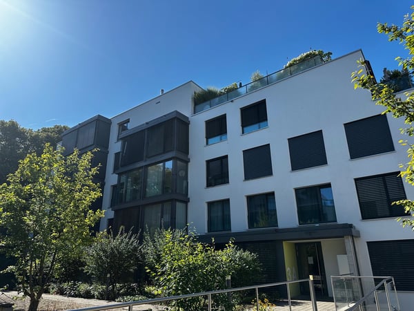 Moderne 1.5-Zimmer-Attika mit Balkon und schöner Aussicht in Rheinfelden 2