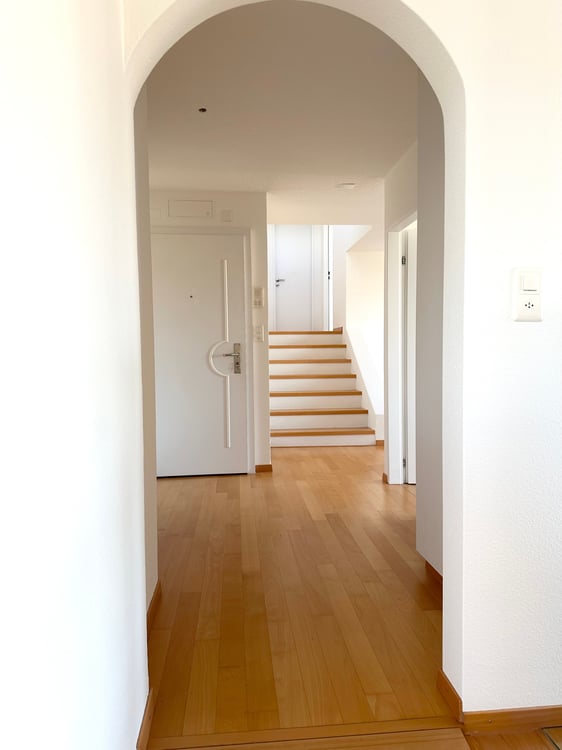 Exklusive 1,5-Zimmer-Attikawohnung mit Panoramaseesicht (per sofort od. nach Vereinbarung) 2