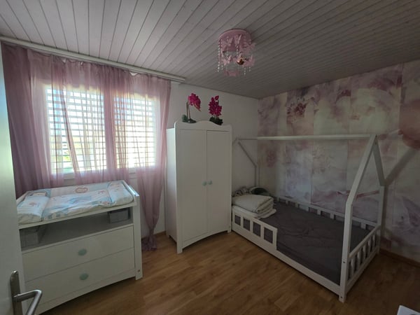 Spacious 1-Room Family House with Garage in Quiet Auw Location 4