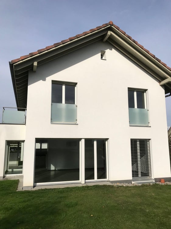 Spacious 1-Room Family House with Garage in Quiet Auw Location 2