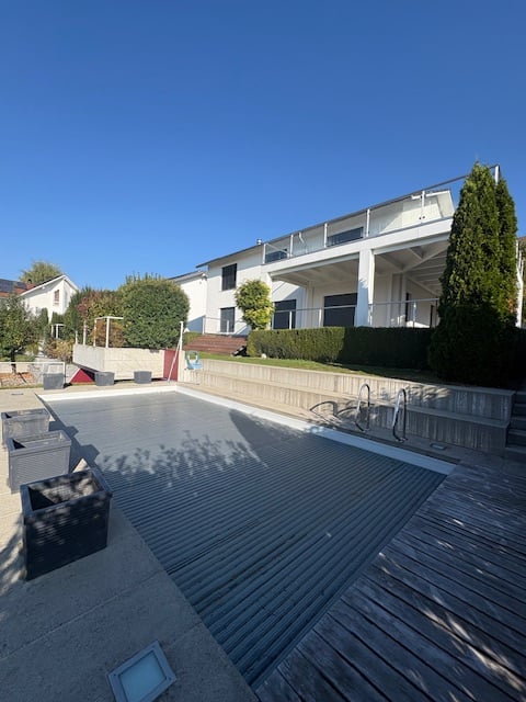 Exklusives 2.5 Zimmer-Einfamilienhaus mit Pool in Stettfurt 1