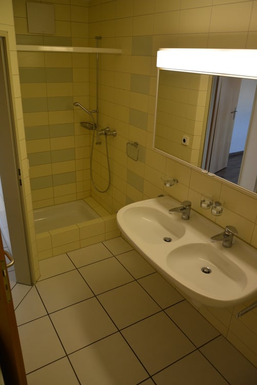 Heimelige Dachwohnung in nettem MFH 8