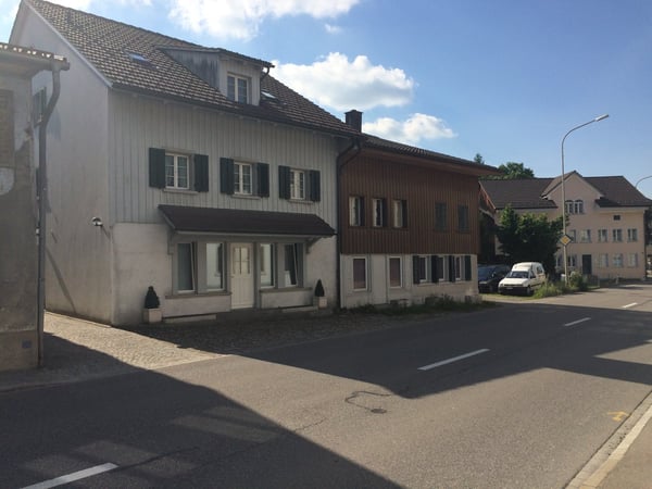 Grosszügiges 2-Zimmer-Mehrfamilienhaus an zentraler Lage von Wila mit 4 Wohnungen sucht Investor 1