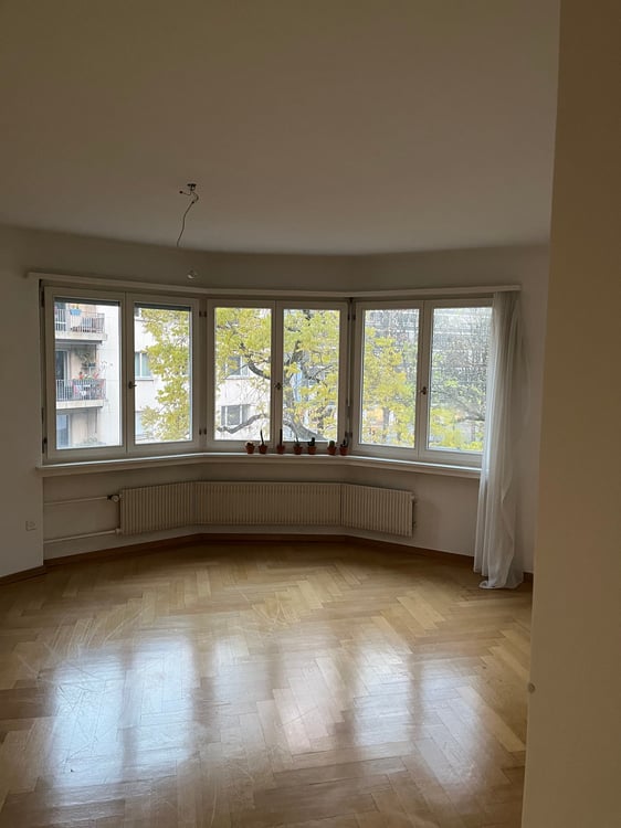 Charming 1.5-Room Apartment with Balcony in Zürich's Vibrant District 4 1