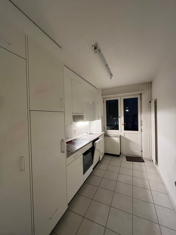 Charming 1.5-Room Apartment with Balcony in Zürich's Vibrant District 4 7