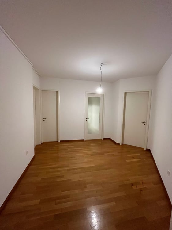 Charming 1.5-Room Apartment with Balcony in Zürich's Vibrant District 4 6