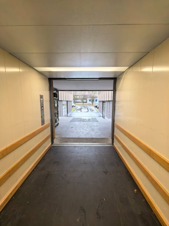 Gewerbe-Lager Units mit Rampe, Ladebrücke & Warenlift 17