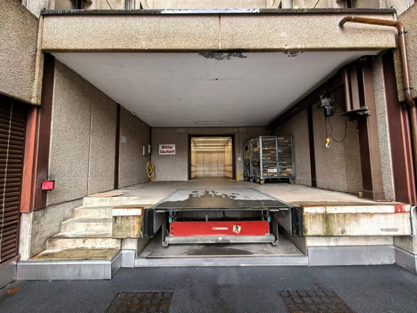 Gewerbe-Lager Units mit Rampe, Ladebrücke & Warenlift 18