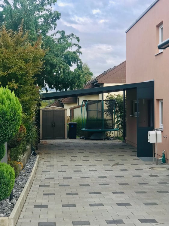 Modernes 2.5-Zimmer-Einfamilienhaus mit Garten in Birrhard 2