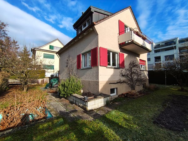 Befristetes älteres Einfamilienhaus mit Kamin und Garten in Zürich Seebach 1