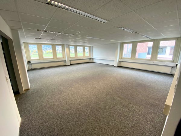 Helle Büroräume zur Untermiete an zentraler und verkehrsgünstiger Lage in Schlieren 2