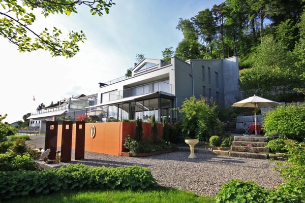 Luxuriöse 1.5 Zimmer Attika-Wohnung in 3-Familienhaus an sonniger Südhanglage 10