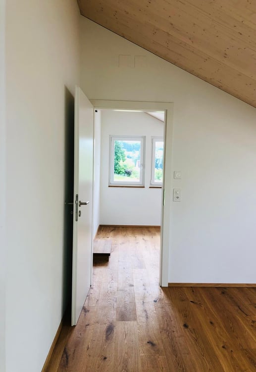 Maisonette Wohnung mit Aussicht und grosszügigem Umschwung - Erstvermietung 12