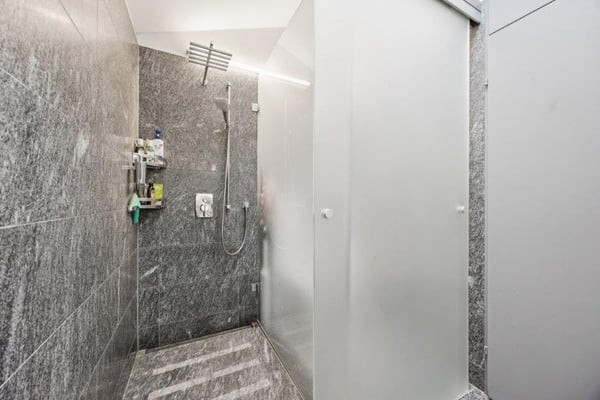 Einmaliges 2 Zimmer EFH mit atemberaubender Aussicht in Döttingen AG 26