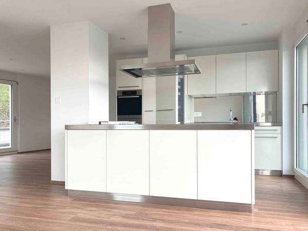 Sonnige 1.5-Zimmer Attikawohnung mit Weitblick in Bottmingen, inkl. zwei Aussenparkplätzen und NK 4