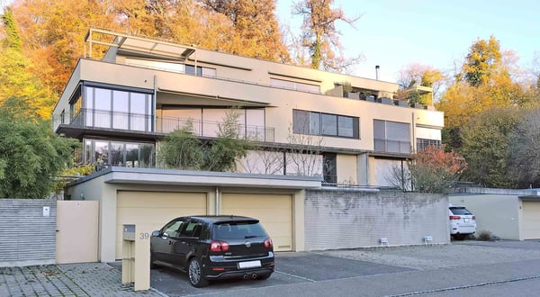 Sonnige 1.5-Zimmer Attikawohnung mit Weitblick in Bottmingen, inkl. zwei Aussenparkplätzen und NK 1