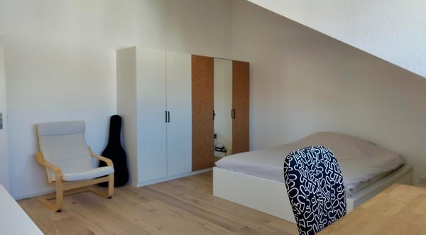 Lichtdurchflutete 1.5-Wohnung an zentraler Lage 8