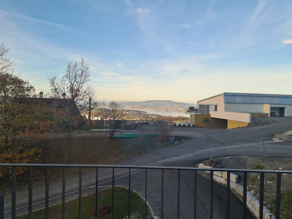 Moderne 1.5-Zimmer-Büroräume mit Berg- und Seeblick in Schindellegi 1