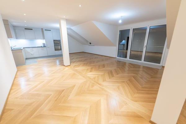 Wohnen als Erlebnis - Grosszügige 1.5-Zimmer-Dachwohnung auf dem Kapuzinerberg zu vermieten 3