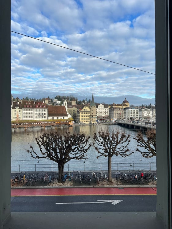 Komplett eingerichteter Geschäftsraum mit Seesicht direkt am Bahnhof in Luzern! 7