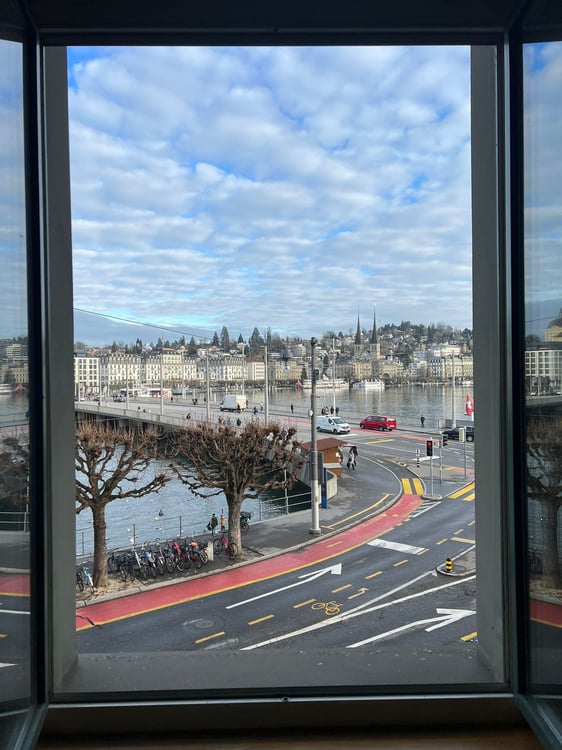 Komplett eingerichteter Geschäftsraum mit Seesicht direkt am Bahnhof in Luzern! 6