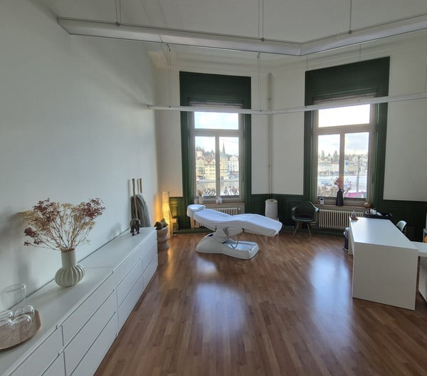 Komplett eingerichteter Geschäftsraum mit Seesicht direkt am Bahnhof in Luzern! 1