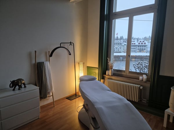 Komplett eingerichteter Geschäftsraum mit Seesicht direkt am Bahnhof in Luzern! 2