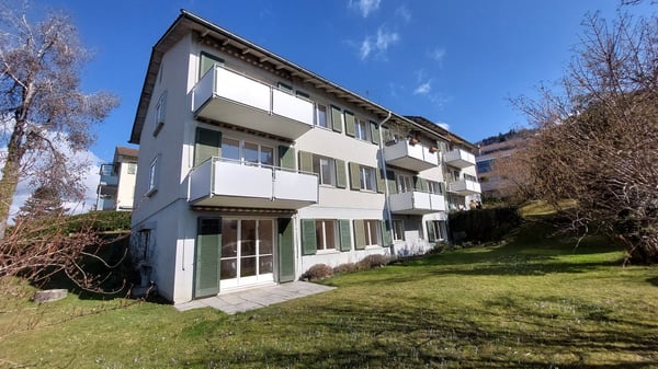 Charmante 4-Zimmer-Wohnung mit Balkon und Aussicht auf Zugersee