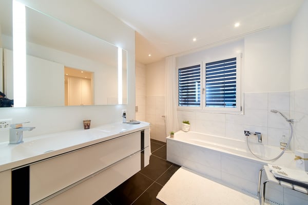 Moderne 1.5-Zimmer-Doppelhaushälfte mit Garten und Doppelgarage in Erlen 5