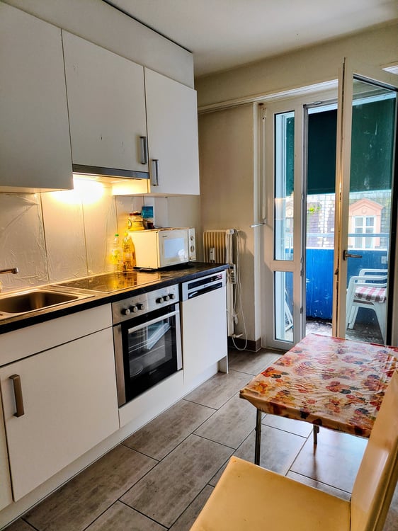 Modern and Bright 2.5-Room Apartment for Rent with Balcony in Basel 1