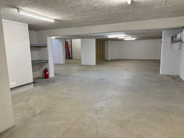 Lager an bester Lage 75 und 155m2 9