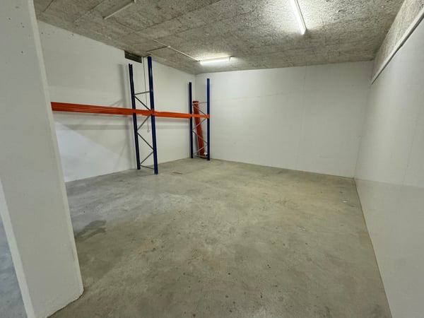 Lager an bester Lage 75 und 155m2 8