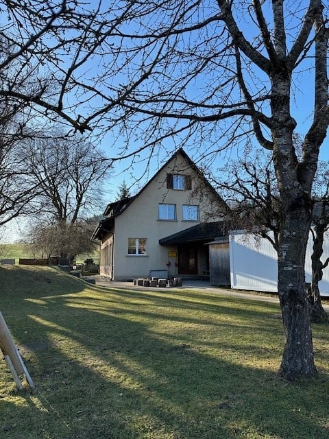ehemaliger Kindergarten mit 6.0-Zimmer-Wohnung und Landreserve 1