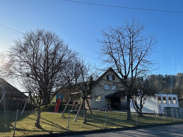 ehemaliger Kindergarten mit 6.0-Zimmer-Wohnung und Landreserve 2