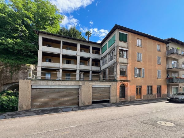 Palazzo da ristrutturare, con vista panoramica sul fiume Tresa. Potenziale di 10 appartamenti. 1