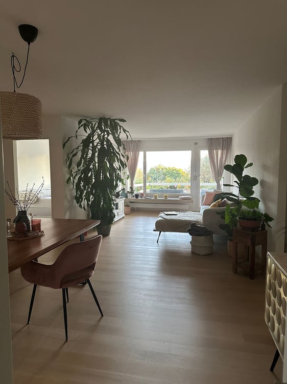 Möblierte 1.5-Zimmer-Wohnung mit Balkon in Zürich Höngg 1