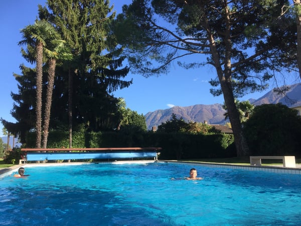 Ruhige, wunderschöne Wohnung mit grossem beheiztem Aussenpool und Garten 1