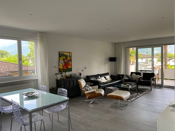 Ruhige, wunderschöne Wohnung mit grossem beheiztem Aussenpool und Garten 2