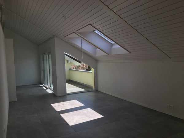 Tolle und moderne und 1.5 Dachzimmer-Wohnung mit Loggia 3