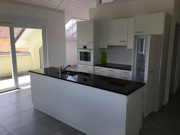 Tolle und moderne und 1.5 Dachzimmer-Wohnung mit Loggia 2