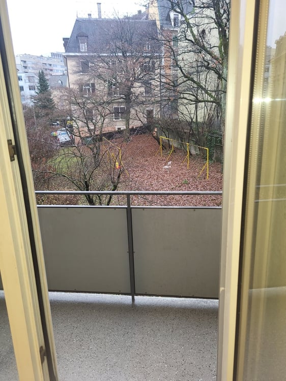 Moderne 2.5-Zimmer-Wohnung mit Balkon in Zürich Oerlikon 1 Jahr befristet 3