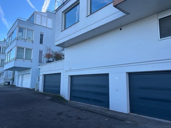 1 Parkplatz in geschlossener Garagendoppelbox in Bäch-Wollerau 1