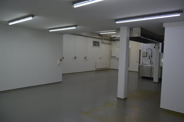 Zu Vermieten Werkstatt / Gewerbe mit direktem Autobahnanschluss 5