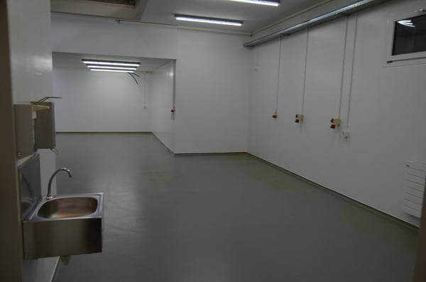 Zu Vermieten Werkstatt / Gewerbe mit direktem Autobahnanschluss 4