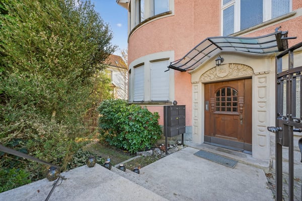 Einzigartige 1½-Zimmer-Altbauwohnung mit Wintergarten, Rundbibliothek, 270°-Panoramasicht & Garten 50